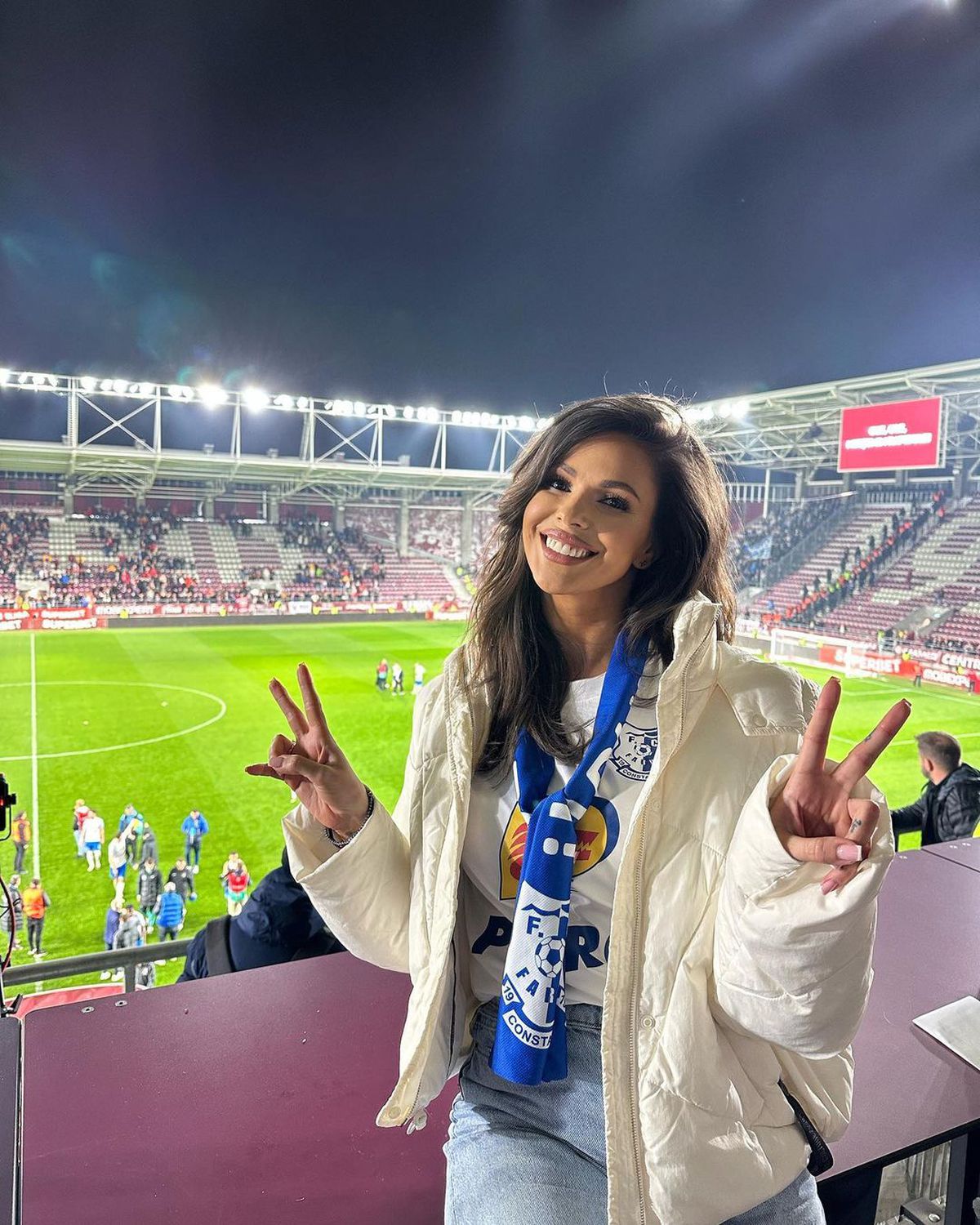 Cea mai sexy fană a Farului, mesaj după victoria cu CFR: „Mister Petrescu, cu tot respectul pentru dumneavoastră...”