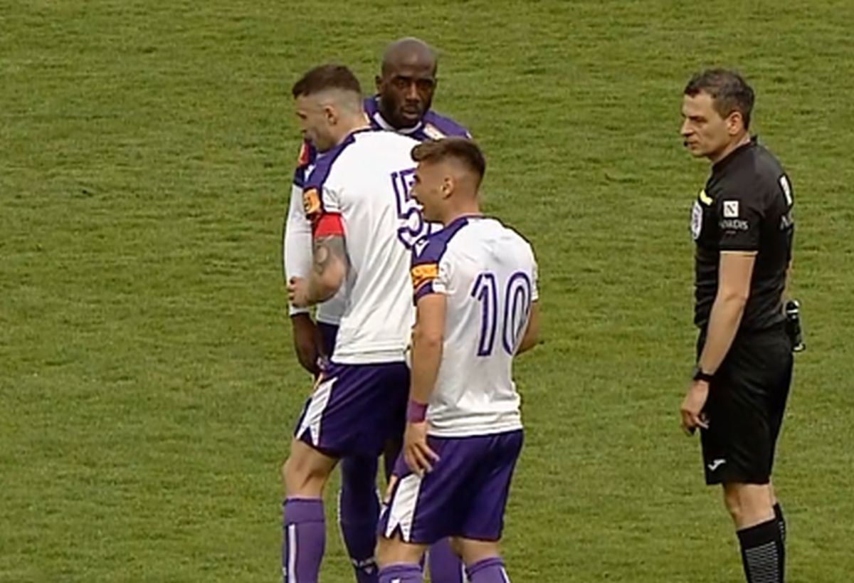 Ultrașii clubului din Liga 1, băgați în duba Jandarmeriei după meci »  Au așteptat jucătorii la ieșirea din stadion + Conflict între colegi