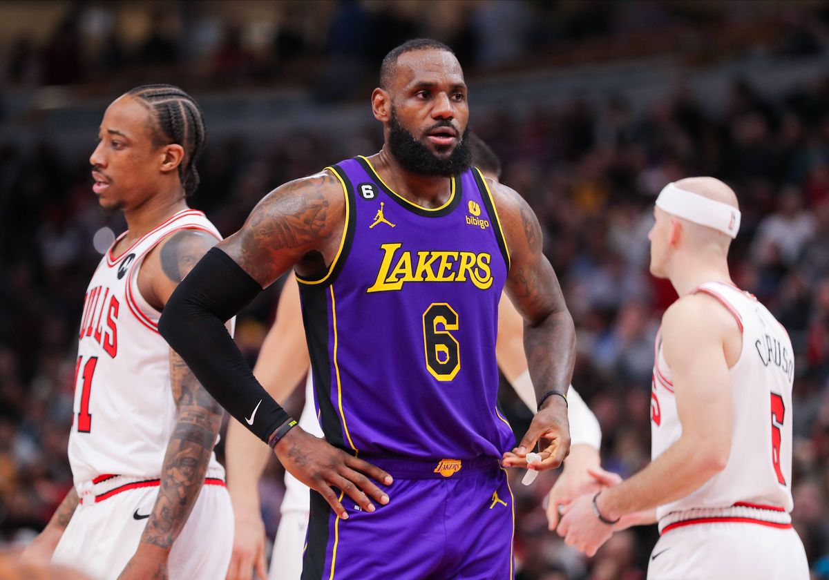 Stripteuza în tribune la Bulls - Lakers