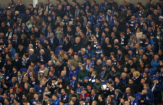 Un suporter a murit în tribună la Gelsenkirchen » Cum s-a întâmplat tragedia + Reacția celor două echipe