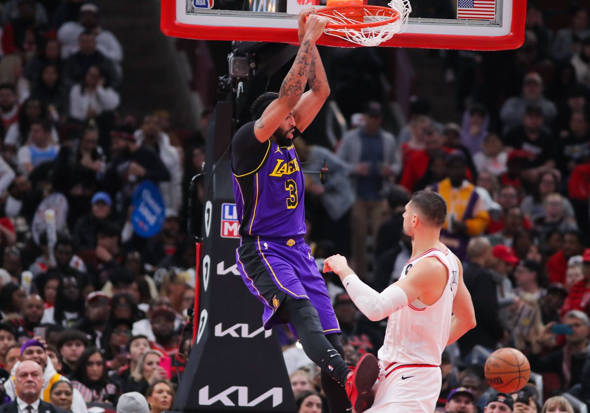 Stripteuza în tribune la Bulls - Lakers