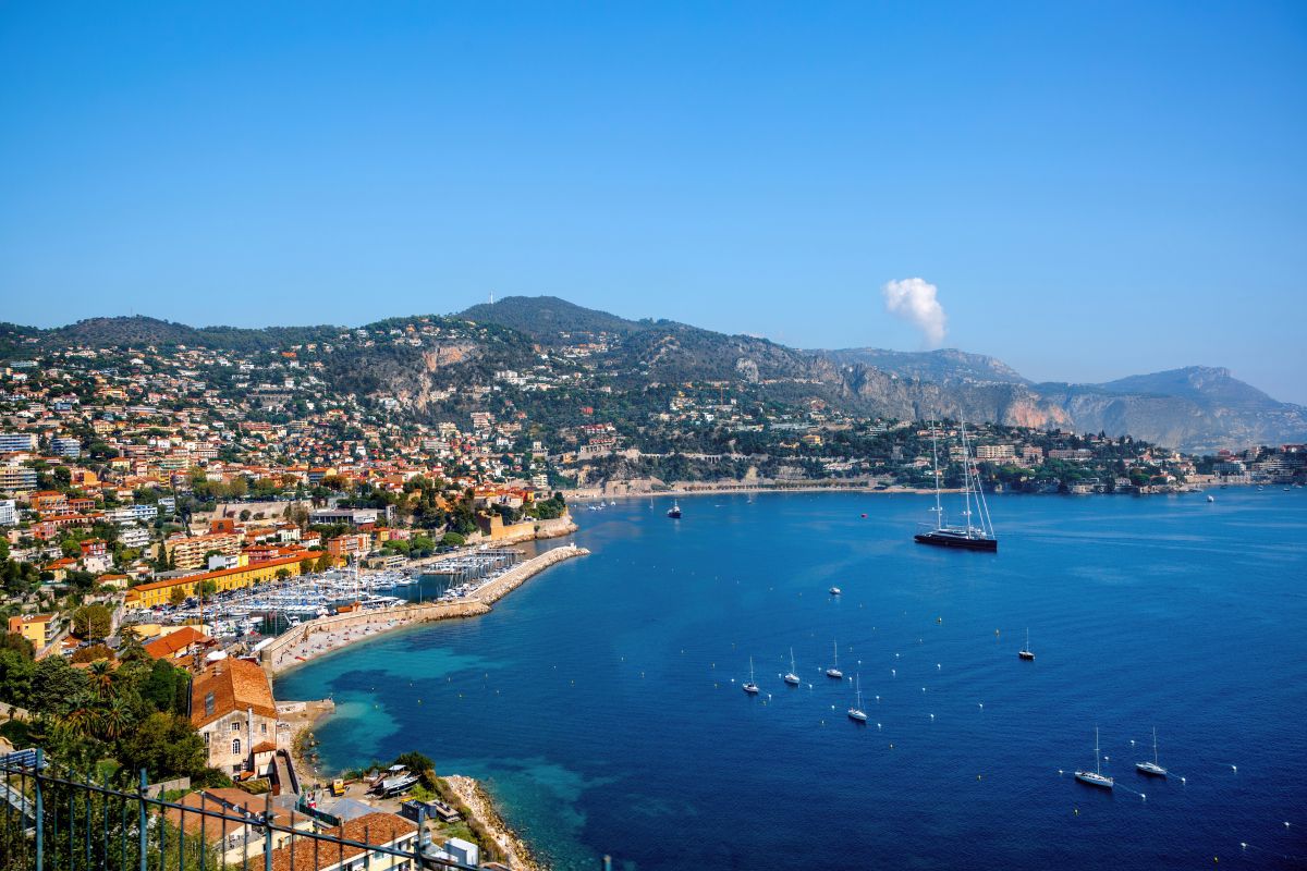 Mircea Sandu și-a cumpărat 3 apartamente în Monte Carlo » Cui le-a împărțit „Nașul”