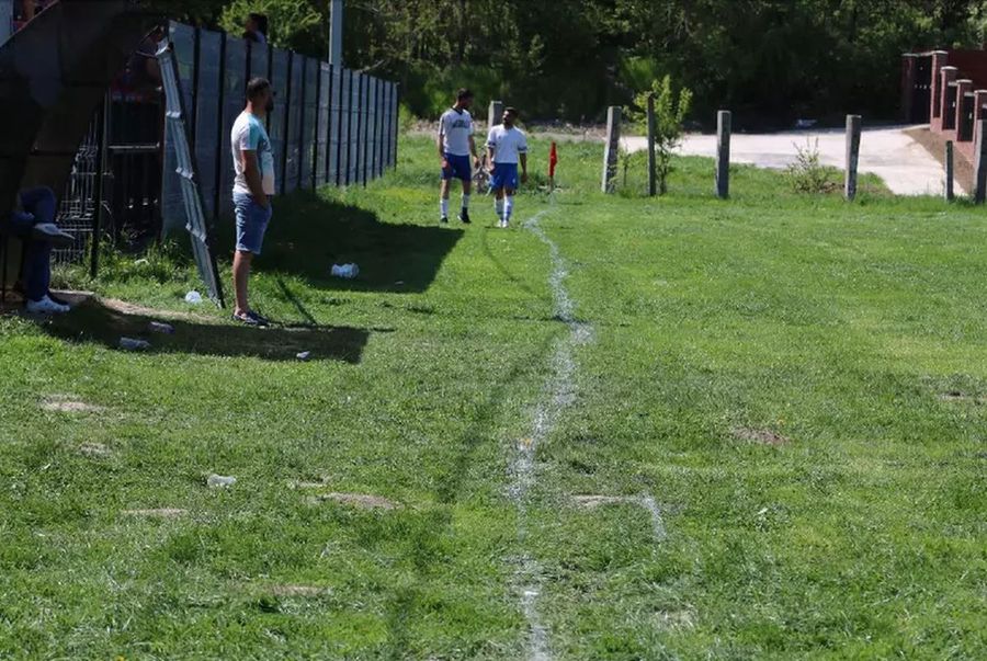 Așa arată cel mai prost teren de fotbal din istorie! Găzduiește meciuri oficiale, cu miză