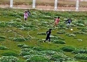 Așa arată cel mai prost teren de fotbal din istorie! Găzduiește meciuri oficiale, cu miză