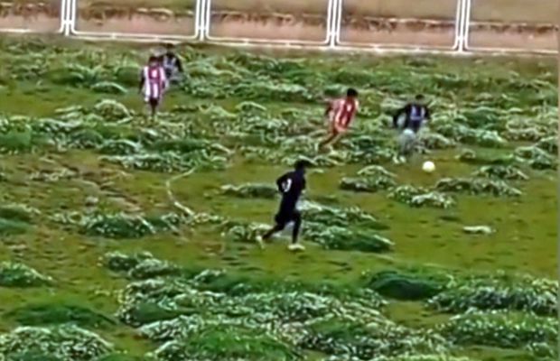Așa arată cel mai prost teren de fotbal din istorie! Găzduiește meciuri oficiale, cu miză