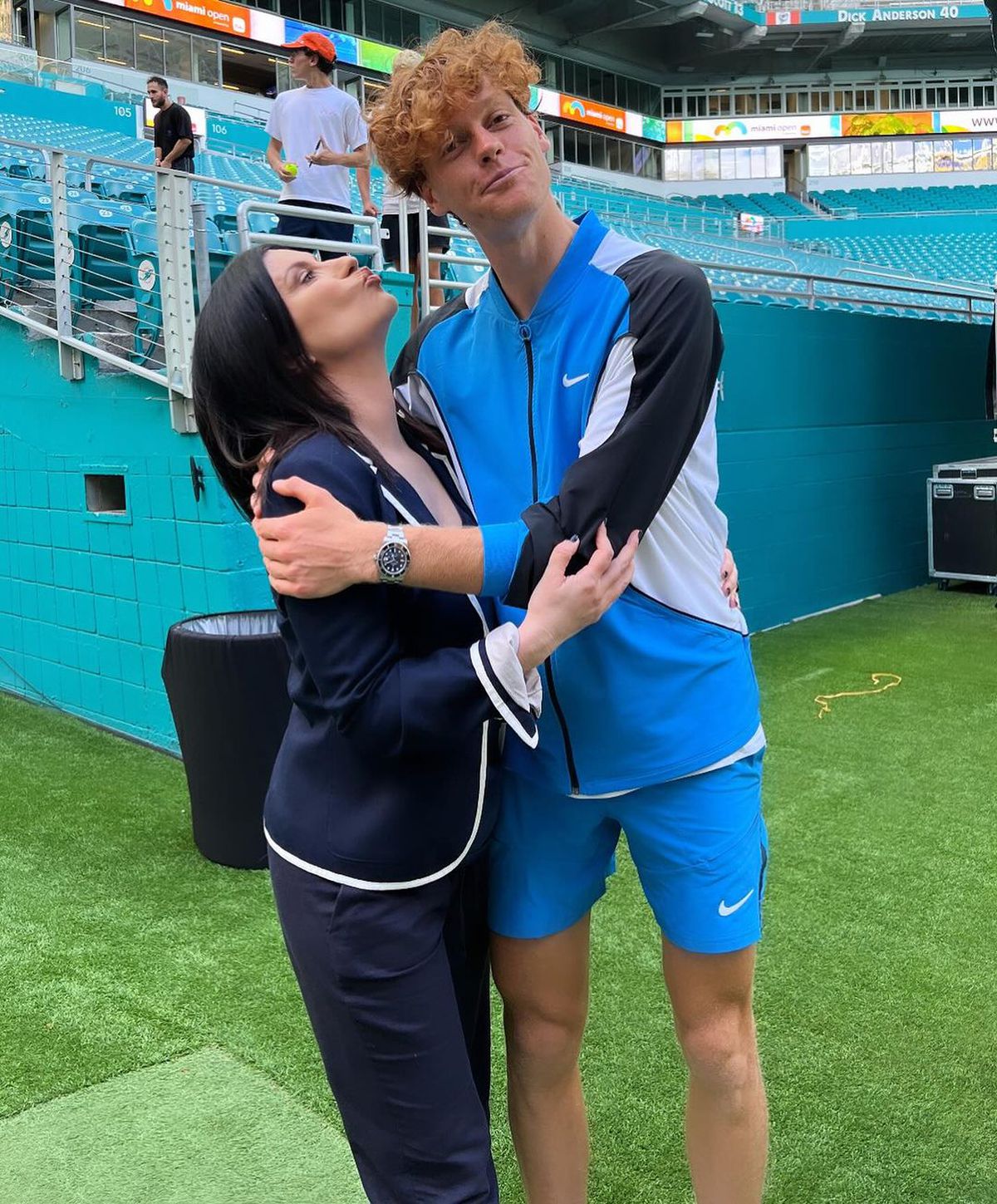 Moment stânjenitor pentru Jannik Sinner » Cum a reacționat nr. 2 mondial când celebra cântăreață italiană a vrut să-l sărute