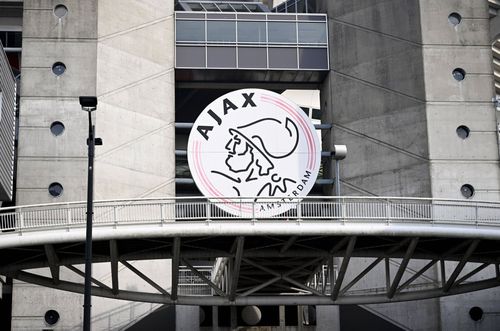 Emblema lui Ajax la intrarea pe „Johan Cruyff ArenA” Foto: Imago