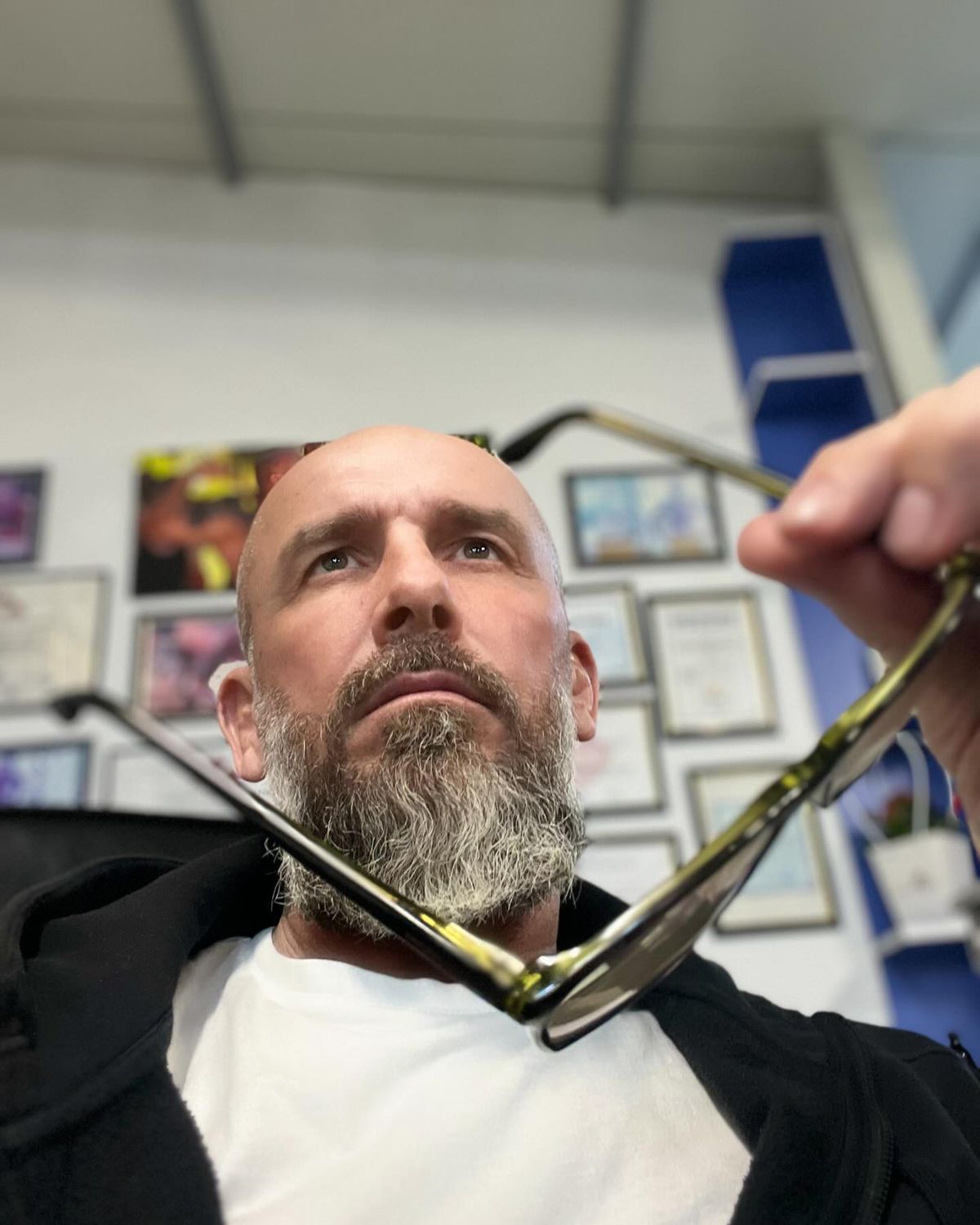 Răspunsuri controversate date de Zmărăndescu » Ce vedete a vrut să bată și cu ce cântăreață celebră ar vrea să aibă o aventură