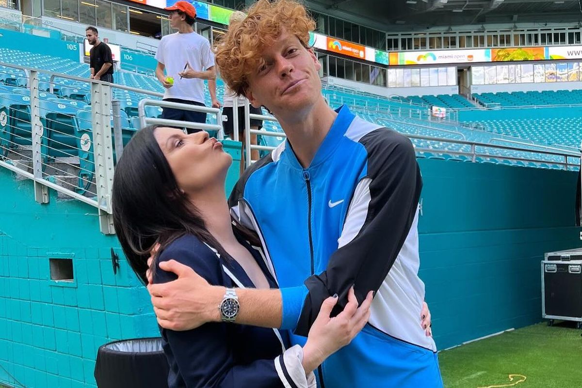Moment stânjenitor pentru Jannik Sinner » Cum a reacționat nr. 2 mondial când celebra cântăreață italiană a vrut să-l sărute