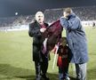 Dan Petrescu pupă steagul Rapidului, la prezentarea pe Giulești