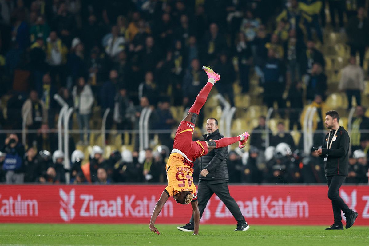 Teroare la Fenerbahce - Galatasaray » 3 „roșii” în prelungiri, Mourinho l-a lovit pe Buruk, mii de jandarmi au intervenit în forță! Scene de război
