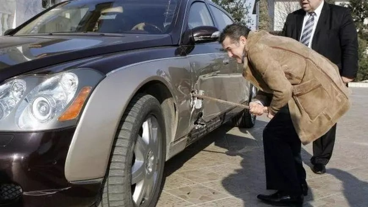 Gigi Becali își repară Maybach-ul cu ranga