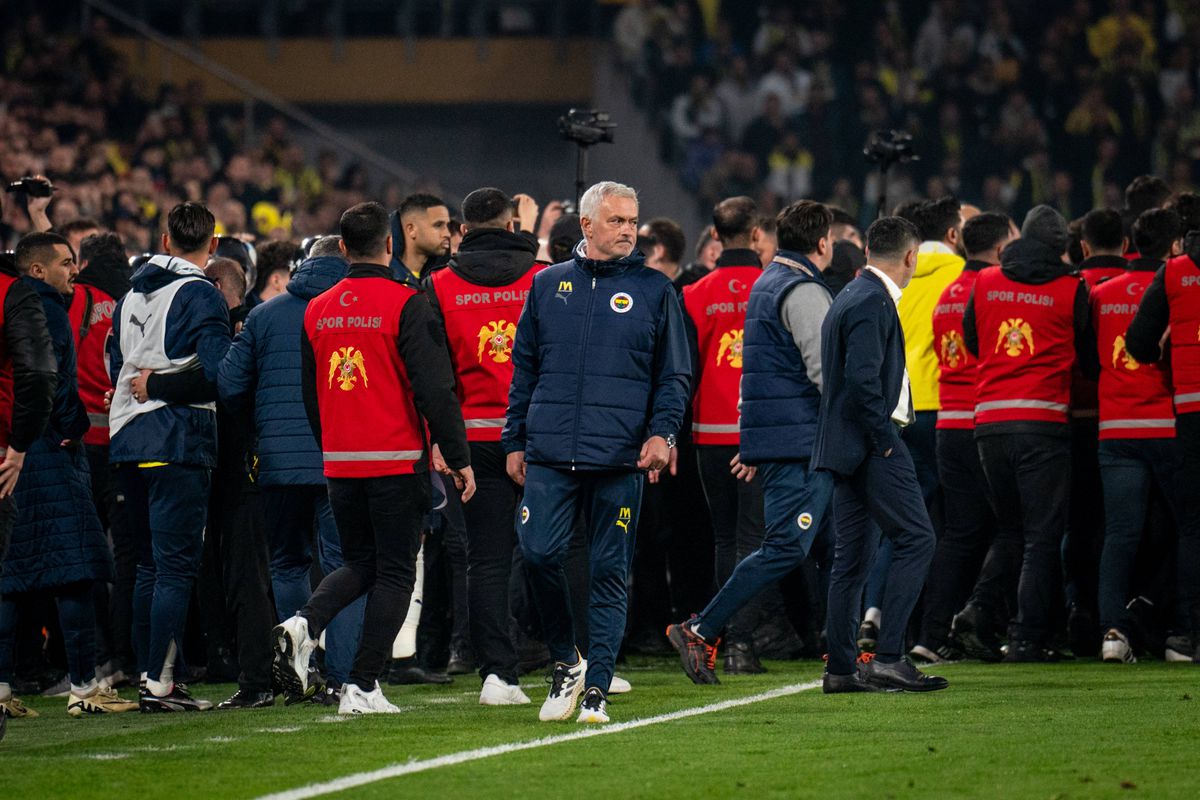 Teroare la Fenerbahce - Galatasaray » 3 „roșii” în prelungiri, Mourinho l-a lovit pe Buruk, mii de jandarmi au intervenit în forță! Scene de război