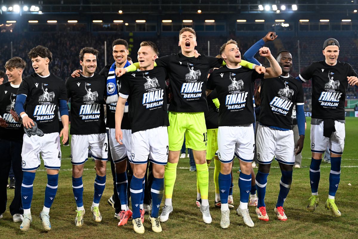 Vedeta lui Leverkusen a urcat în peluză printre ultrașii furioși, după umilința din Cupă! Echipa lui Xabi Alonso, eliminată de Liga a 3-a!