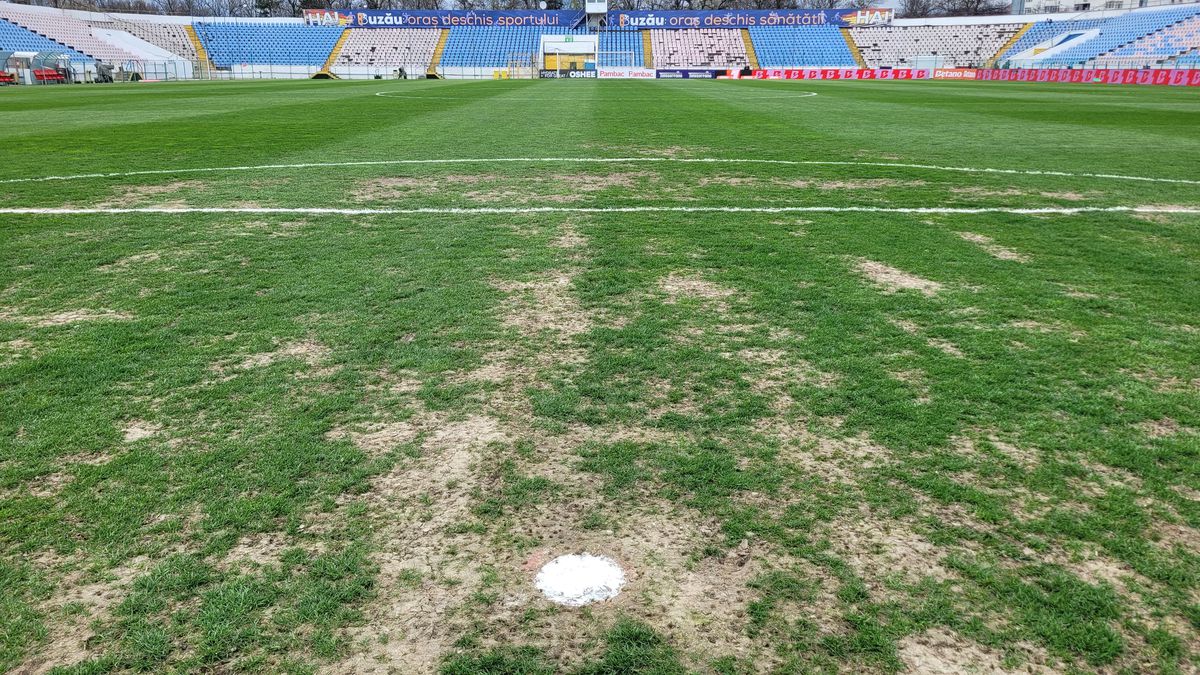 Șumudică n-a scăpat de marea temere! Cum arată gazonul de la Buzău, cu o oră înainte de Metalul - Rapid