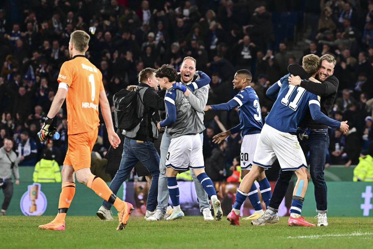 Vedeta lui Leverkusen a urcat în peluză printre ultrașii furioși, după umilința din Cupă! Echipa lui Xabi Alonso, eliminată de Liga a 3-a!