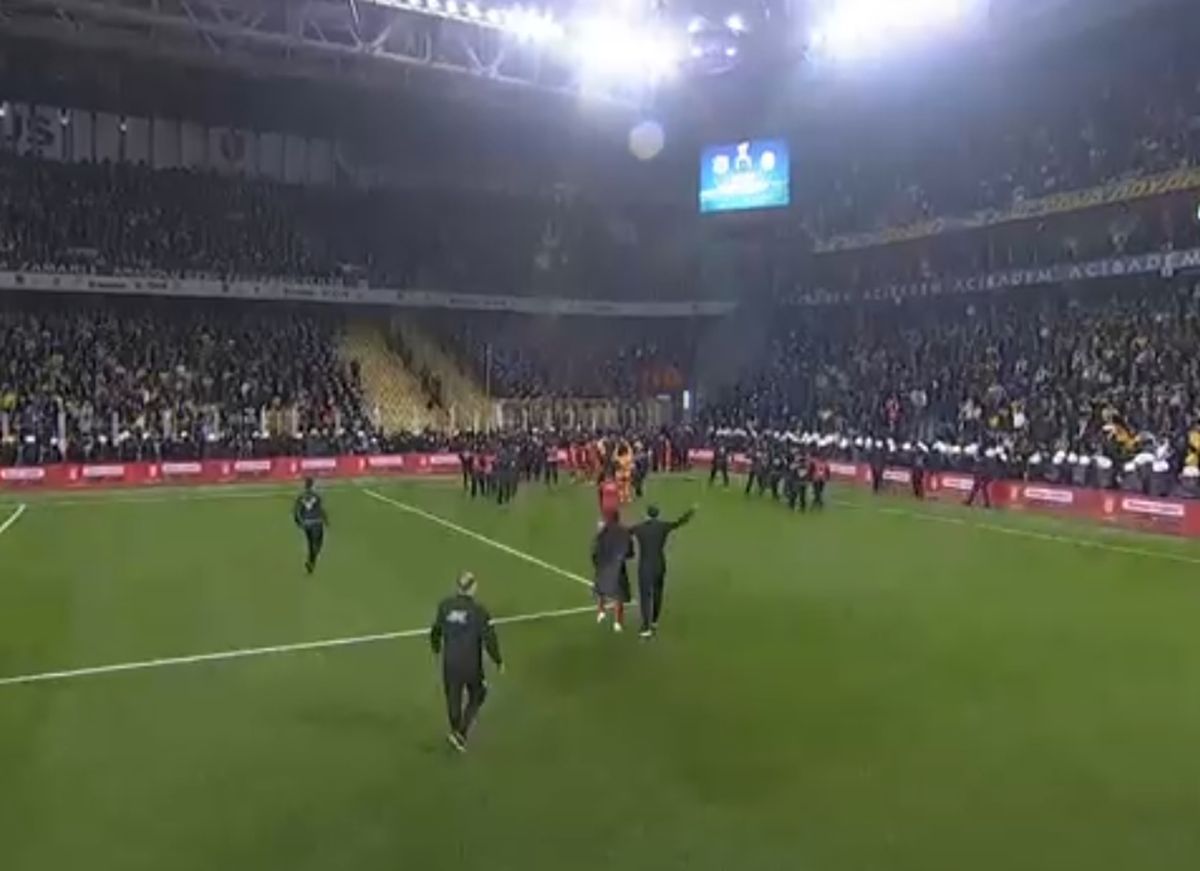 Teroare la Fenerbahce - Galatasaray » 3 „roșii” în prelungiri, Mourinho l-a lovit pe Buruk, mii de jandarmi au intervenit în forță! Scene de război