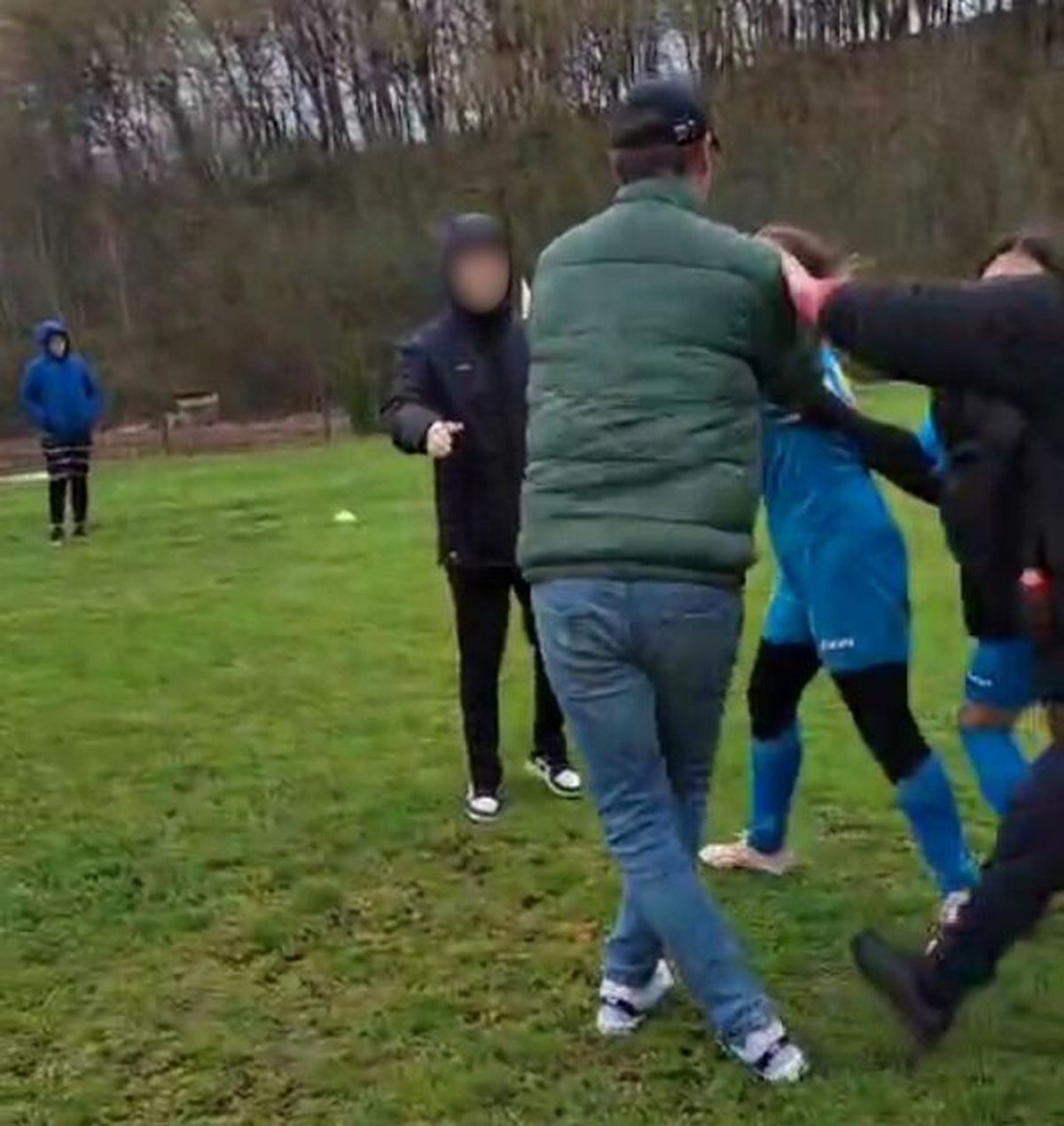 Scene șocante la un meci de fotbal din România » O jucătoare în vârstă de 14 ani, bătută de mama unui adversar chiar pe teren