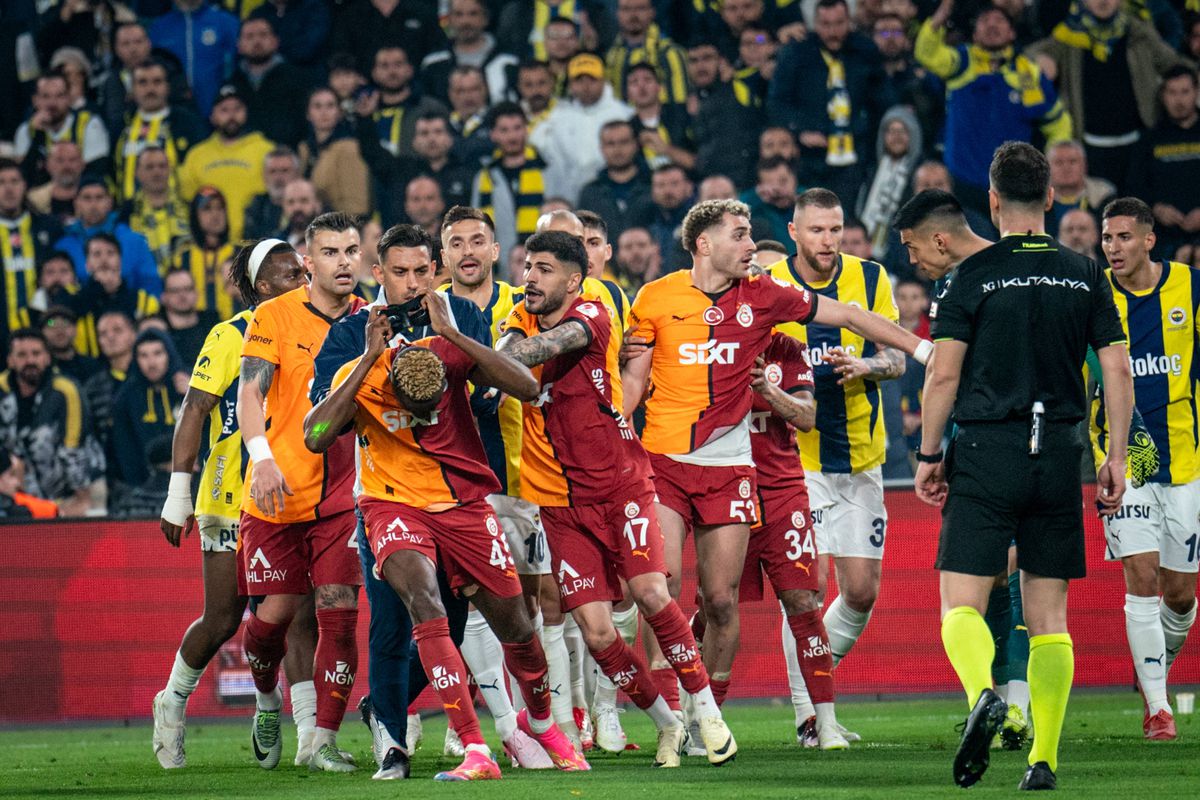 Teroare la Fenerbahce - Galatasaray » 3 „roșii” în prelungiri, Mourinho l-a lovit pe Buruk, mii de jandarmi au intervenit în forță! Scene de război