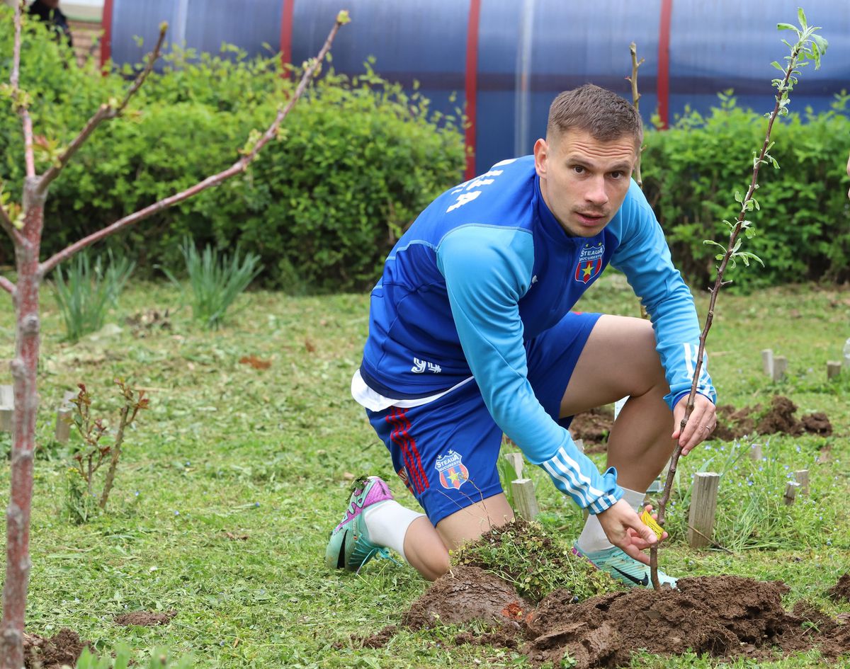 Jucătorii Stelei au plantat pomi în Complexul Sportiv Steaua