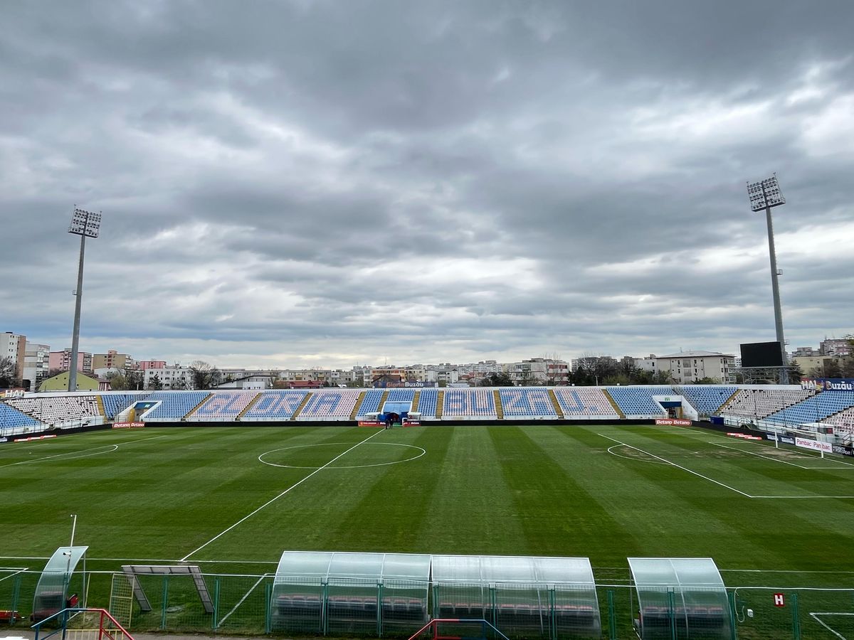 Așa se prezintă starea gazonului, cu 2 ore și jumătate înainte de Metalul Buzau - Rapid. Foto: GSP