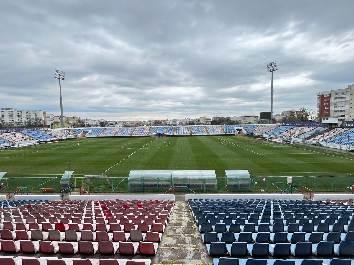 Așa se prezintă starea gazonului, cu 2 ore și jumătate înainte de Metalul Buzau - Rapid. Foto: GSP