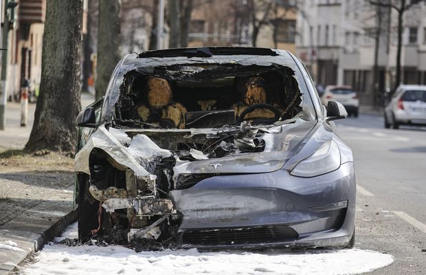 Tesla, cădere liberă! Cea mai mare scădere a vânzărilor din istoria companiei auto