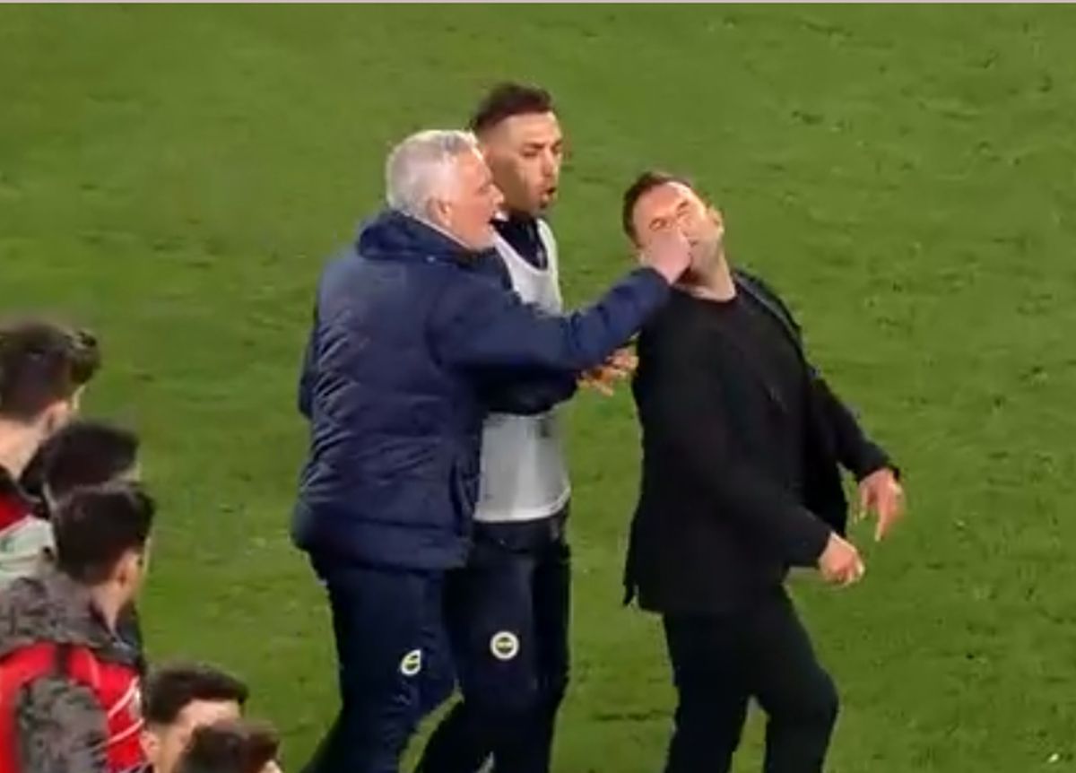 Teroare la Fenerbahce - Galatasaray » 3 „roșii” în prelungiri, Mourinho l-a lovit pe Buruk, mii de jandarmi au intervenit în forță! Scene de război