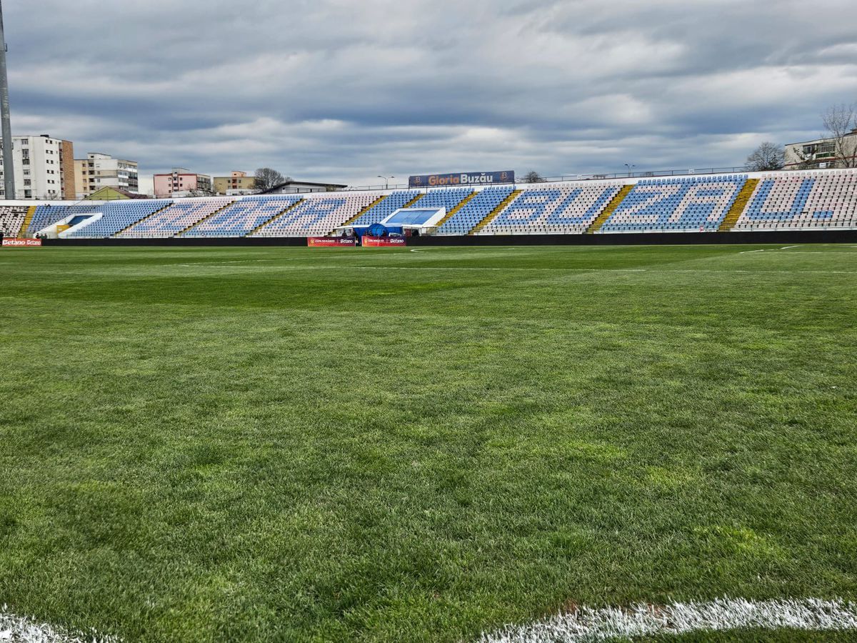 Șumudică n-a scăpat de marea temere! Cum arată gazonul de la Buzău, cu o oră înainte de Metalul - Rapid