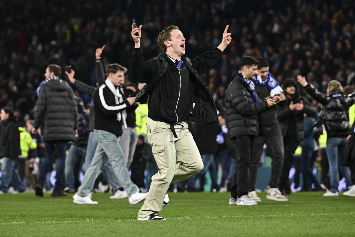 Vedeta lui Leverkusen a urcat în peluză printre ultrașii furioși, după umilința din Cupă! Echipa lui Xabi Alonso, eliminată de Liga a 3-a!