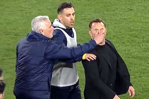 Scandal uriaș la finalul meciului Fenerbahce - Galatasaray! Mourinho l-a tras de nas pe antrenorul oaspeților
