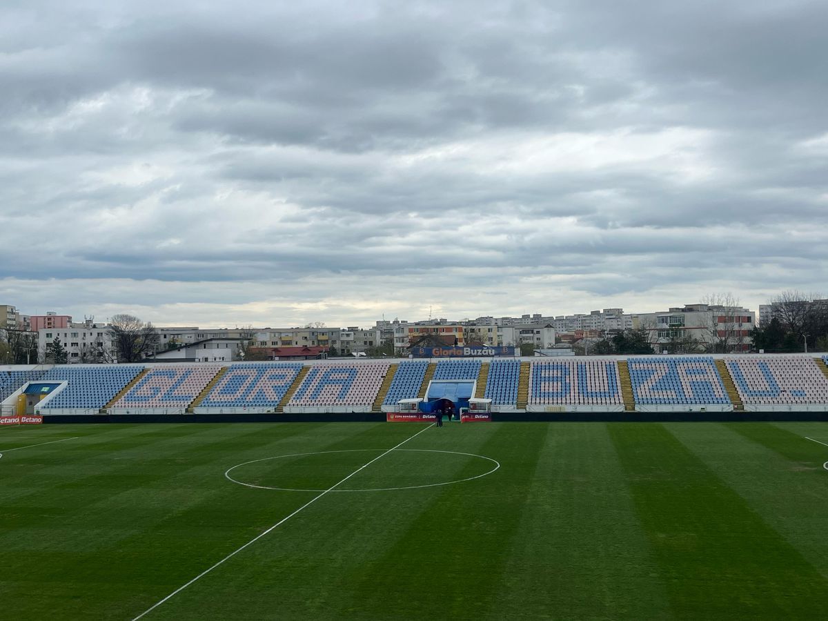 Așa se prezintă starea gazonului, cu 2 ore și jumătate înainte de Metalul Buzau - Rapid. Foto: GSP