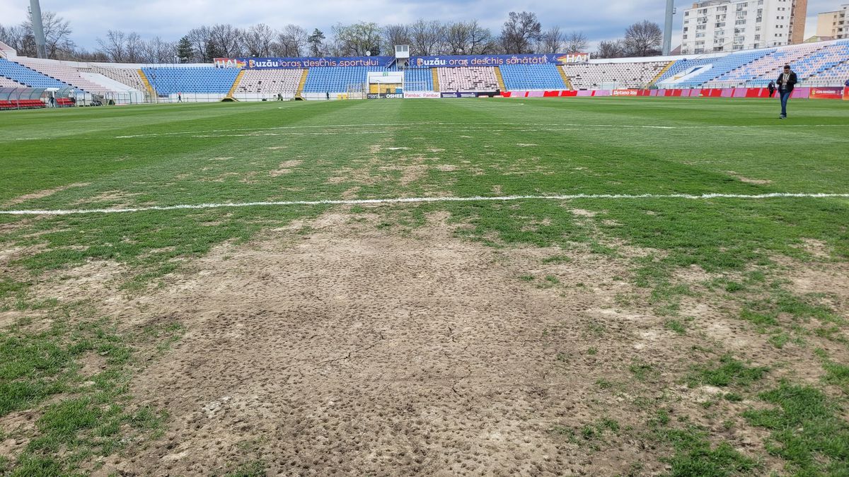 Șumudică n-a scăpat de marea temere! Cum arată gazonul de la Buzău, cu o oră înainte de Metalul - Rapid