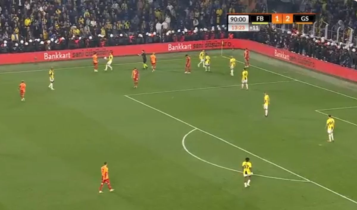 Teroare la Fenerbahce - Galatasaray » 3 „roșii” în prelungiri, Mourinho l-a lovit pe Buruk, mii de jandarmi au intervenit în forță! Scene de război
