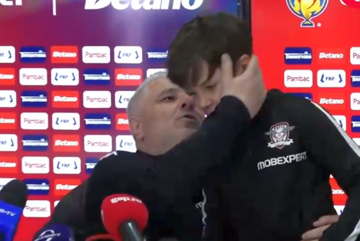 „Te iubesc, vino să te pup!” » Viral! Conferința lui Șumudică, întreruptă: „Ca și cum vine Moș Crăciun”