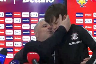 „Te iubesc, vino să te pup!” » Viral! Conferința lui Șumudică, întreruptă: „Ca și cum vine Moș Crăciun”