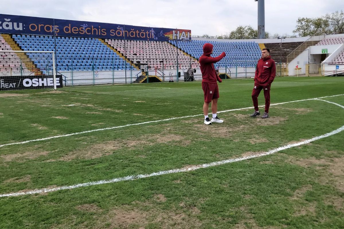 Șumudică n-a scăpat de marea temere! Cum arată gazonul de la Buzău, cu o oră înainte de Metalul - Rapid