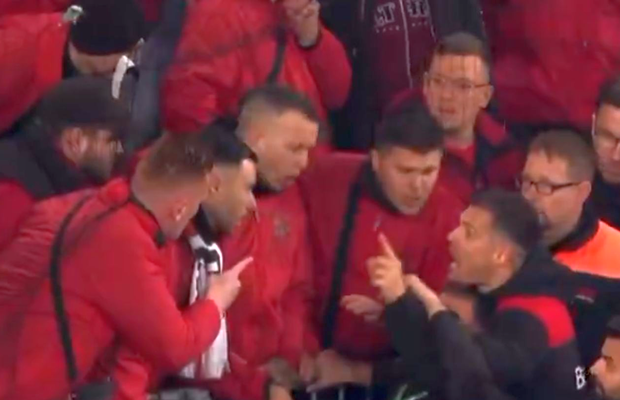 Vedeta lui Leverkusen a urcat în peluză printre ultrașii furioși, după umilința din Cupă! Echipa lui Xabi Alonso, eliminată de Liga a 3-a!