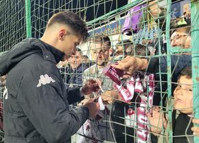 Ce nu s-a văzut la TV în Metalul Buzău - Rapid » Ce fotbalist a dat autografe în timpului meciului și scandarea fanilor giuleșteni din final