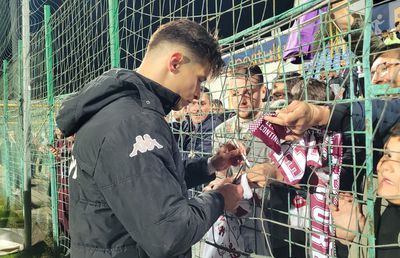Ce nu s-a văzut la TV în Metalul Buzău - Rapid » Ce fotbalist a dat autografe în timpului meciului și scandarea fanilor giuleșteni din final
