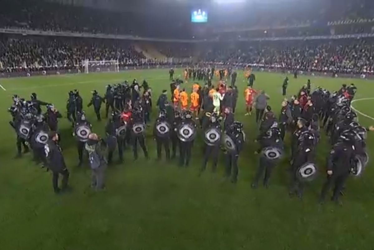 Teroare la Fenerbahce - Galatasaray » 3 „roșii” în prelungiri, Mourinho l-a lovit pe Buruk, mii de jandarmi au intervenit în forță! Scene de război