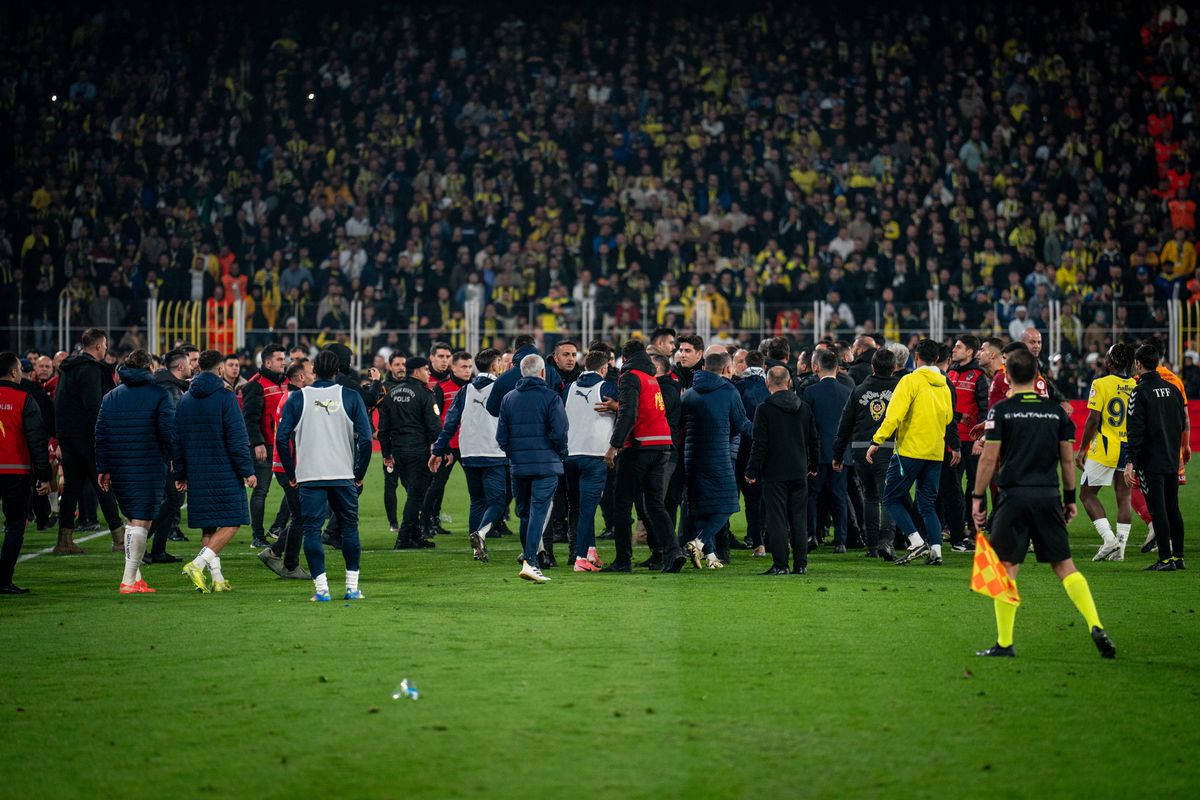 Fenerbache - Galatasaray, derby cu scandal în Turcia