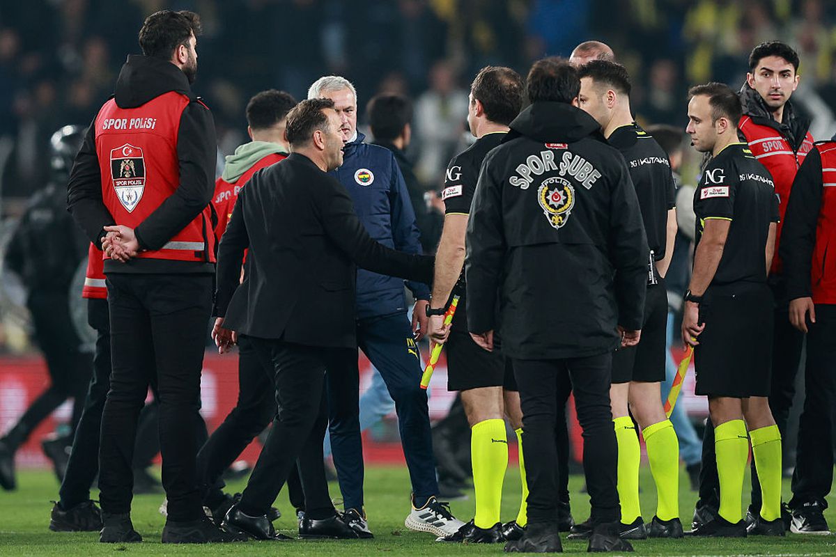 Fenerbache - Galatasaray, derby cu scandal în Turcia