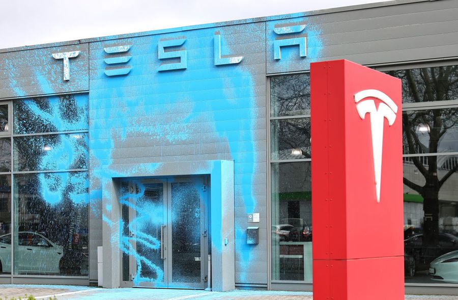 Activiștii au vandalizat un sediu Tesla în Berlin, foto: Guliver/gettyimages Propunere REVOLUȚIONARĂ a Uniunii Europene pentru India, după tarifele lui Donald Trump pe industria auto