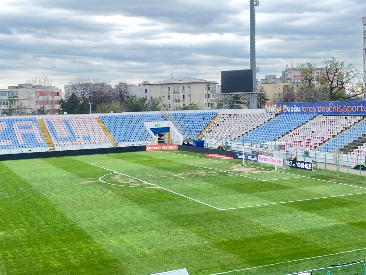 Așa se prezintă starea gazonului, cu 2 ore și jumătate înainte de Metalul Buzau - Rapid. Foto: GSP