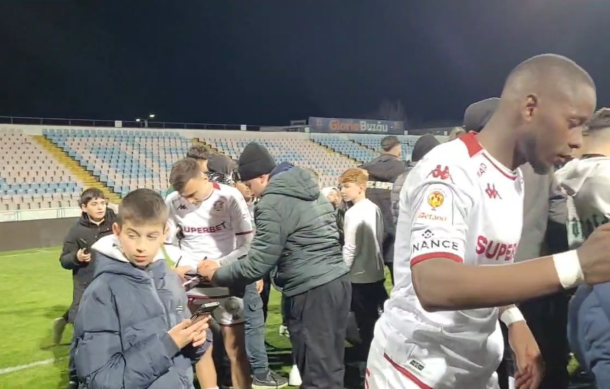 Imagini de la finalul meciului Metalul Buzău - Rapid