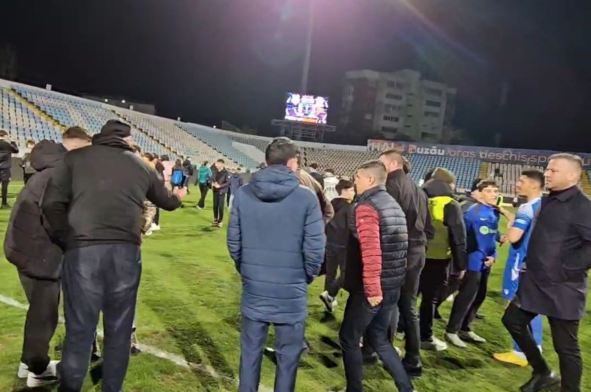 Imagini de la finalul meciului Metalul Buzău - Rapid