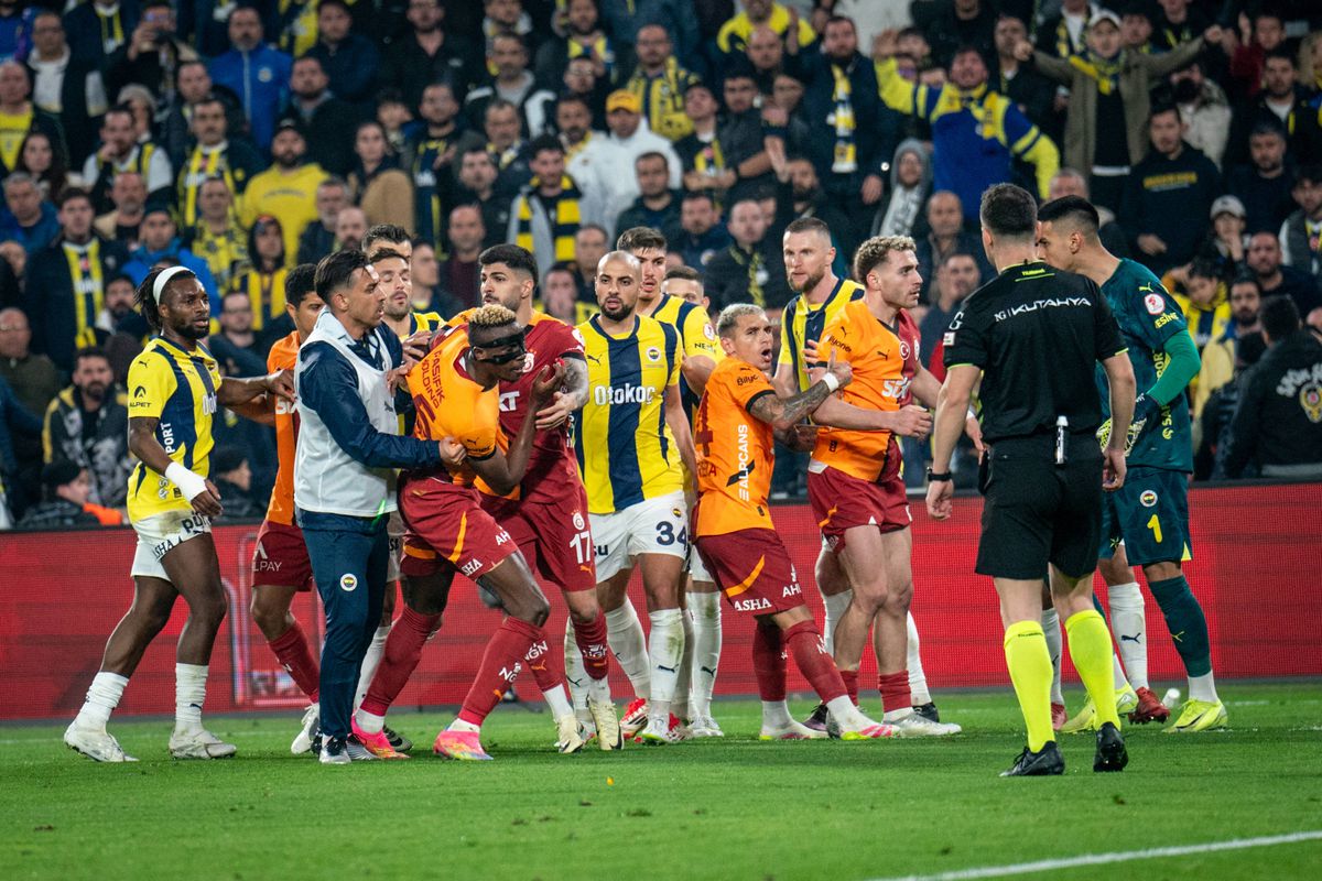 Fenerbache - Galatasaray, derby cu scandal în Turcia