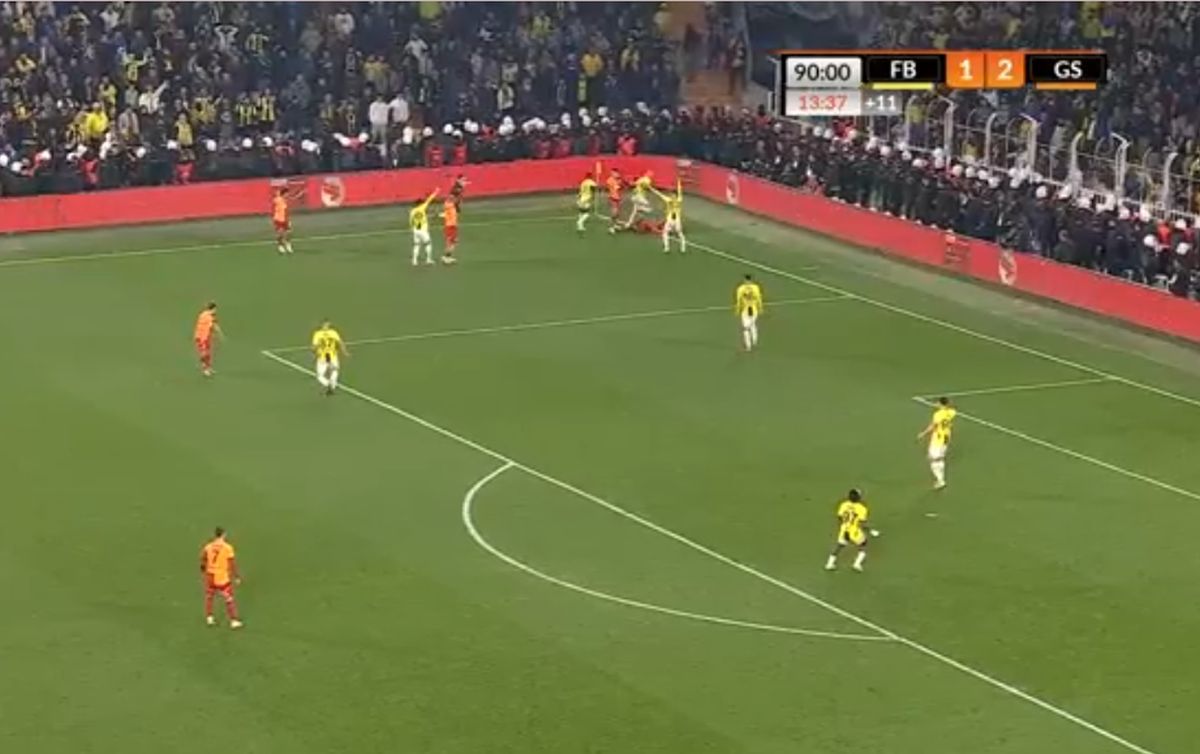 Teroare la Fenerbahce - Galatasaray » 3 „roșii” în prelungiri, Mourinho l-a lovit pe Buruk, mii de jandarmi au intervenit în forță! Scene de război