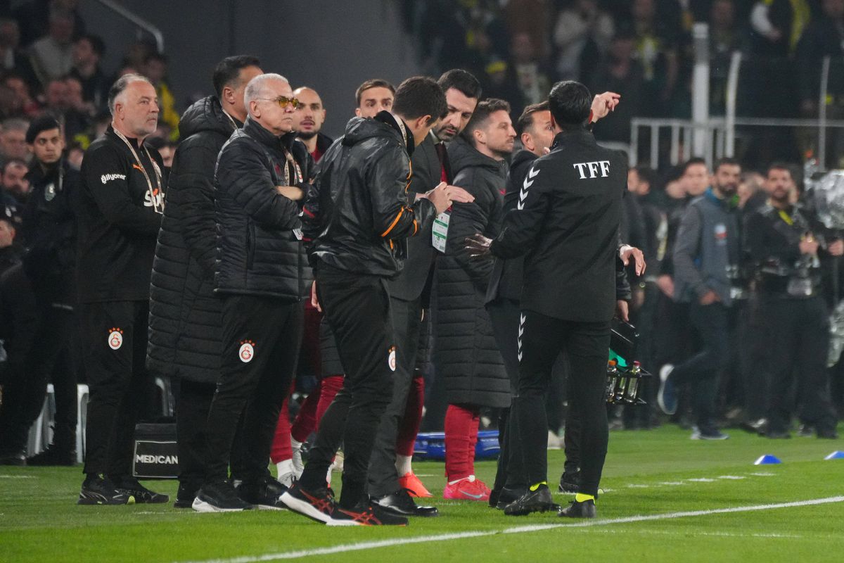 Teroare la Fenerbahce - Galatasaray » 3 „roșii” în prelungiri, Mourinho l-a lovit pe Buruk, mii de jandarmi au intervenit în forță! Scene de război